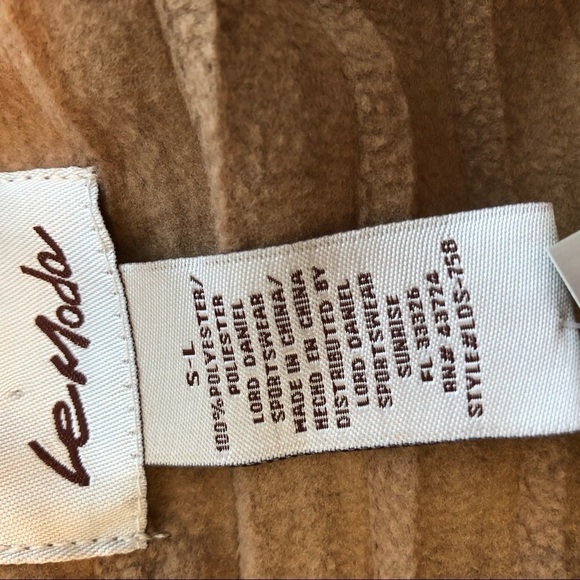 Le Moda Pleated Fleece Vest with Pockets - Picture 3 of 5